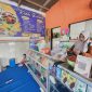 Foto : Yayuk, pemilik Kedai Bintang Sumenep, di balik kedai sederhana yang mengandalkan rasa sebagai senjata utama menarik pelanggan.