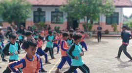 Siswa SDN Panaongan III Sumenep mengikuti latihan pencak silat dalam program intrakurikuler baru, yang dirancang untuk menyalurkan hobi sekaligus membangun prestasi dan disiplin.