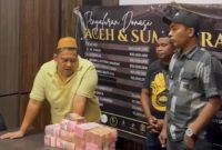 Penyerahan simbolis donasi kemanusiaan senilai Rp1,1 miliar oleh H. Khairul Umam (Haji Her) kepada relawan Bawang Mas Group untuk disalurkan ke Aceh dan korban erupsi Semeru, Kamis (8/1/2026).