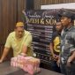 Penyerahan simbolis donasi kemanusiaan senilai Rp1,1 miliar oleh H. Khairul Umam (Haji Her) kepada relawan Bawang Mas Group untuk disalurkan ke Aceh dan korban erupsi Semeru, Kamis (8/1/2026).