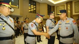 Keterangan Foto: Kapolda Jawa Timur Irjen Pol Drs. Nanang Avianto, M.Si. memimpin prosesi serah terima jabatan Kapolres Pasuruan di Mapolda Jatim, Senin (12/1/2026). Dalam upacara tersebut, AKBP Harto Agung Cahyono resmi dilantik menggantikan AKBP Jazuli Dani Iriawan yang mendapat amanah baru sebagai Kabagbinkar Ro SDM Polda Jatim.
