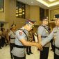 Keterangan Foto: Kapolda Jawa Timur Irjen Pol Drs. Nanang Avianto, M.Si. memimpin prosesi serah terima jabatan Kapolres Pasuruan di Mapolda Jatim, Senin (12/1/2026). Dalam upacara tersebut, AKBP Harto Agung Cahyono resmi dilantik menggantikan AKBP Jazuli Dani Iriawan yang mendapat amanah baru sebagai Kabagbinkar Ro SDM Polda Jatim.
