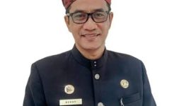 Keterangan Foto:
Ir. Benny Irawan resmi dilantik sebagai Kepala BKPSDM Sumenep oleh Bupati Achmad Fauzi Wongsojudo di Pendopo Agung Keraton Sumenep, Rabu (14/01/2026). Pelantikan ini menjadi bagian dari mutasi dan promosi jabatan ASN untuk meningkatkan efektivitas, profesionalisme, dan kualitas pelayanan publik di Kabupaten Sumenep.