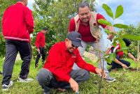Foto:
Ketua DPC PDI Perjuangan Kabupaten Sumenep Achmad Fauzi Wongsojudo bersama jajaran pengurus dan kader saat melakukan penanaman pohon di Tempat Pembuangan Akhir (TPA) Desa Torbang, Kecamatan Batuan, Jumat (16/1/2026), sebagai upaya penghijauan dan edukasi pelestarian lingkungan.