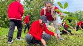 Foto:
Ketua DPC PDI Perjuangan Kabupaten Sumenep Achmad Fauzi Wongsojudo bersama jajaran pengurus dan kader saat melakukan penanaman pohon di Tempat Pembuangan Akhir (TPA) Desa Torbang, Kecamatan Batuan, Jumat (16/1/2026), sebagai upaya penghijauan dan edukasi pelestarian lingkungan.