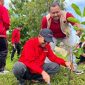 Foto:
Ketua DPC PDI Perjuangan Kabupaten Sumenep Achmad Fauzi Wongsojudo bersama jajaran pengurus dan kader saat melakukan penanaman pohon di Tempat Pembuangan Akhir (TPA) Desa Torbang, Kecamatan Batuan, Jumat (16/1/2026), sebagai upaya penghijauan dan edukasi pelestarian lingkungan.