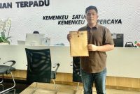Roby Tri Sulaiman menunjukkan laporan beberapa temuan lapangan, termasuk tentang apel dan telur busuk yang dibagikan dalam program MBG.