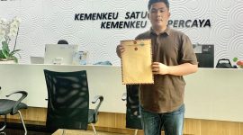 Roby Tri Sulaiman menunjukkan laporan beberapa temuan lapangan, termasuk tentang apel dan telur busuk yang dibagikan dalam program MBG.
