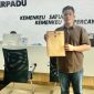 Roby Tri Sulaiman menunjukkan laporan beberapa temuan lapangan, termasuk tentang apel dan telur busuk yang dibagikan dalam program MBG.