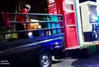 Deretan jerigen dan mobil pick-up diduga mengangkut solar subsidi dari SPBU 54.693.01 Pamekasan, di tengah jeritan  sopir dan kaum nelayan .