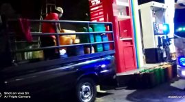 Deretan jerigen dan mobil pick-up diduga mengangkut solar subsidi dari SPBU 54.693.01 Pamekasan, di tengah jeritan  sopir dan kaum nelayan .