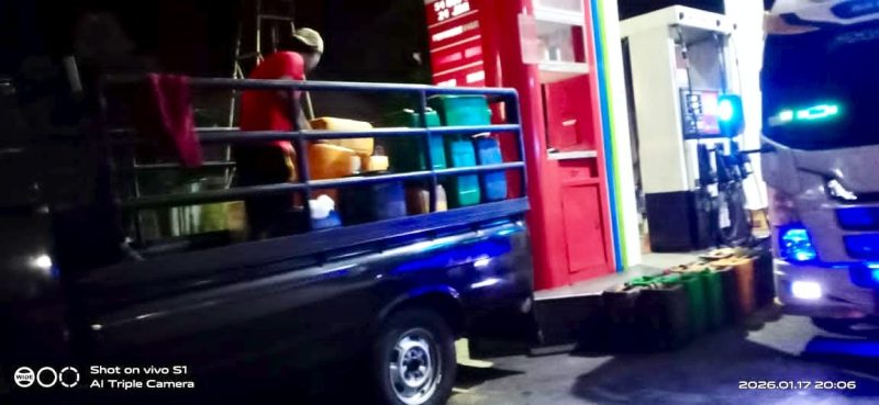 Deretan jerigen dan mobil pick-up diduga mengangkut solar subsidi dari SPBU 54.693.01 Pamekasan, di tengah jeritan  sopir dan kaum nelayan .