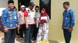 Bupati Sumenep Achmad Fauzi menyerahkan kunci Rumah Tidak Layak Huni (RTLH) secara simbolis kepada Ibu Rukmini di Dusun Karoja, Desa Gelugur, Kecamatan Lenteng, Senin (19/1/2026). Penyerahan ini menjadi simbol hadirnya pemerintah dalam meningkatkan kesejahteraan masyarakat berpenghasilan rendah.
