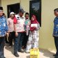 Bupati Sumenep Achmad Fauzi menyerahkan kunci Rumah Tidak Layak Huni (RTLH) secara simbolis kepada Ibu Rukmini di Dusun Karoja, Desa Gelugur, Kecamatan Lenteng, Senin (19/1/2026). Penyerahan ini menjadi simbol hadirnya pemerintah dalam meningkatkan kesejahteraan masyarakat berpenghasilan rendah.