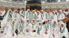 Puluhan  jamaah umroh gratis CV Ayunda Permata Sejahtera berfoto bersama di Tanah Suci, usai menuntaskan rangkaian ibadah umroh sebagai wujud kepedulian dan rasa syukur perusahaan terhadap karyawan dan tokoh masyarakat.