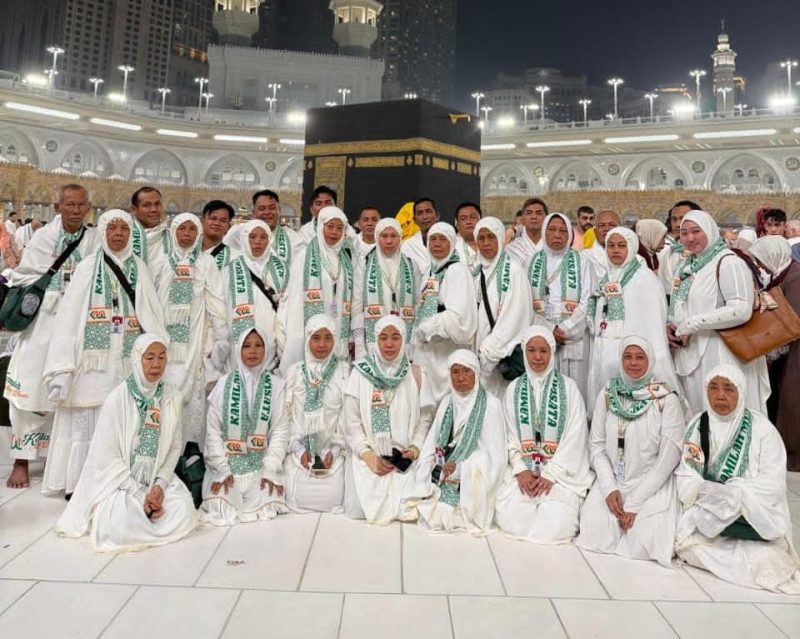 Puluhan  jamaah umroh gratis CV Ayunda Permata Sejahtera berfoto bersama di Tanah Suci, usai menuntaskan rangkaian ibadah umroh sebagai wujud kepedulian dan rasa syukur perusahaan terhadap karyawan dan tokoh masyarakat.