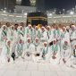 Puluhan  jamaah umroh gratis CV Ayunda Permata Sejahtera berfoto bersama di Tanah Suci, usai menuntaskan rangkaian ibadah umroh sebagai wujud kepedulian dan rasa syukur perusahaan terhadap karyawan dan tokoh masyarakat.
