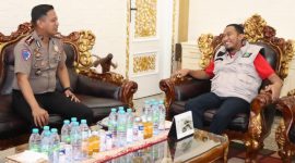 Kapolres Sumenep AKBP Anang Hardiyanto, S.I.K, dan Bupati Sumenep Dr. Achmad Fauzi Wongsojudo, S.H., M.H, tersenyum hangat saat bersilaturahmi, menandai penguatan sinergi dan komitmen pembangunan daerah
