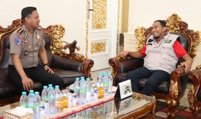 Kapolres Sumenep AKBP Anang Hardiyanto, S.I.K, dan Bupati Sumenep Dr. Achmad Fauzi Wongsojudo, S.H., M.H, tersenyum hangat saat bersilaturahmi, menandai penguatan sinergi dan komitmen pembangunan daerah