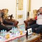 Kapolres Sumenep AKBP Anang Hardiyanto, S.I.K, dan Bupati Sumenep Dr. Achmad Fauzi Wongsojudo, S.H., M.H, tersenyum hangat saat bersilaturahmi, menandai penguatan sinergi dan komitmen pembangunan daerah
