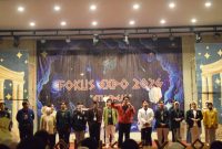 Suasana Parade Universitas di Fokus Expo 2026 Sumenep, di mana mahasiswa dari berbagai kampus memperkenalkan identitas dan keunggulan kampus mereka.