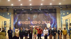 Suasana Parade Universitas di Fokus Expo 2026 Sumenep, di mana mahasiswa dari berbagai kampus memperkenalkan identitas dan keunggulan kampus mereka.