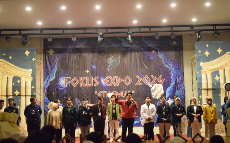 Suasana Parade Universitas di Fokus Expo 2026 Sumenep, di mana mahasiswa dari berbagai kampus memperkenalkan identitas dan keunggulan kampus mereka.