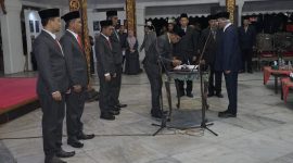 Bupati Sumenep, Achmad Fauzi Wongsojudo, mengambil sumpah jabatan lima komisioner Komisi Informasi Kabupaten Sumenep periode 2025–2029 di Pendopo Agung Keraton Sumenep, Jumat (23/1/2026). Lima komisioner yang dilantik adalah Ahmad Ainol Horri, Hasdani Roi, Rifa’l S.Ag., SH., MH, Winanto, dan Kamarullah, SH., MH. Pelantikan ini menandai komitmen pemerintah daerah dalam memperkuat transparansi, akuntabilitas, dan integritas pelayanan publik.