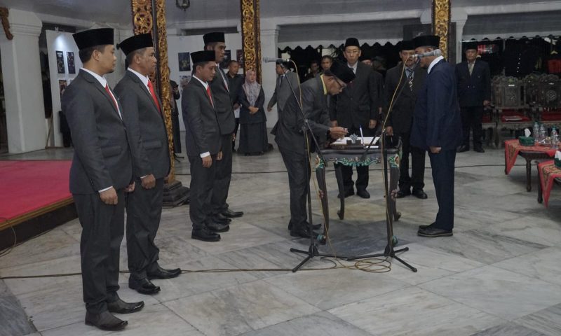Bupati Sumenep, Achmad Fauzi Wongsojudo, mengambil sumpah jabatan lima komisioner Komisi Informasi Kabupaten Sumenep periode 2025–2029 di Pendopo Agung Keraton Sumenep, Jumat (23/1/2026). Lima komisioner yang dilantik adalah Ahmad Ainol Horri, Hasdani Roi, Rifa’l S.Ag., SH., MH, Winanto, dan Kamarullah, SH., MH. Pelantikan ini menandai komitmen pemerintah daerah dalam memperkuat transparansi, akuntabilitas, dan integritas pelayanan publik.