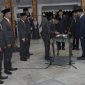 Bupati Sumenep, Achmad Fauzi Wongsojudo, mengambil sumpah jabatan lima komisioner Komisi Informasi Kabupaten Sumenep periode 2025–2029 di Pendopo Agung Keraton Sumenep, Jumat (23/1/2026). Lima komisioner yang dilantik adalah Ahmad Ainol Horri, Hasdani Roi, Rifa’l S.Ag., SH., MH, Winanto, dan Kamarullah, SH., MH. Pelantikan ini menandai komitmen pemerintah daerah dalam memperkuat transparansi, akuntabilitas, dan integritas pelayanan publik.