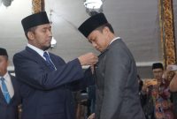 Momen pelantikan Kamarullah di Pendopo Agung Keraton Sumenep, Jumat 23 Januari 2026, yang menandai langkah baru dalam memperkuat keterbukaan informasi publik.