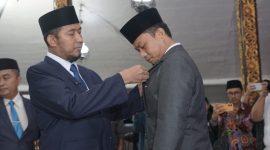 Momen pelantikan Kamarullah di Pendopo Agung Keraton Sumenep, Jumat 23 Januari 2026, yang menandai langkah baru dalam memperkuat keterbukaan informasi publik.