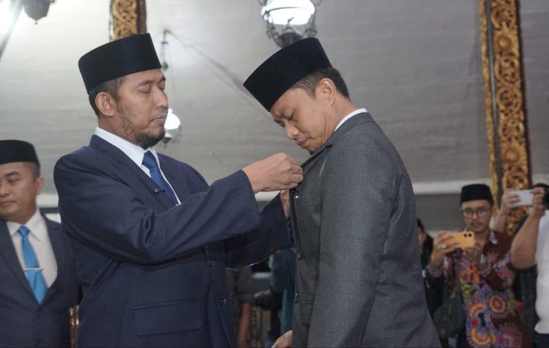 Momen pelantikan Kamarullah di Pendopo Agung Keraton Sumenep, Jumat 23 Januari 2026, yang menandai langkah baru dalam memperkuat keterbukaan informasi publik.