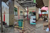 Potret memperihatinkan kondisi Puskesmas Dungkek pasca-rehabilitasi. Ruangan panas, bau tak sedap, dan fasilitas yang tampak amburadul membuat pengalaman berobat bagi warga bak “neraka kecil”, meski anggaran hampir Rp200 juta telah digelontorkan pada tahun 2025.