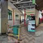 Potret memperihatinkan kondisi Puskesmas Dungkek pasca-rehabilitasi. Ruangan panas, bau tak sedap, dan fasilitas yang tampak amburadul membuat pengalaman berobat bagi warga bak “neraka kecil”, meski anggaran hampir Rp200 juta telah digelontorkan pada tahun 2025.