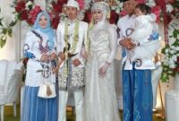 Keterangan Foto:
Akad nikah Ajay Ichwan Pamungkas, S.H. dan Siti Safaratul Aqidah, S.M. berlangsung khidmat di kediaman mempelai wanita, Senin (26/1/2026). Keluarga besar, termasuk Kepala Desa Pinggirpapas H. Ubaid Abdul Hayat, terlihat bahagia menyaksikan momen sakral ini, yang menjadi awal perjalanan rumah tangga penuh berkah dan tradisi.