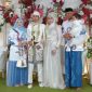 Keterangan Foto:
Akad nikah Ajay Ichwan Pamungkas, S.H. dan Siti Safaratul Aqidah, S.M. berlangsung khidmat di kediaman mempelai wanita, Senin (26/1/2026). Keluarga besar, termasuk Kepala Desa Pinggirpapas H. Ubaid Abdul Hayat, terlihat bahagia menyaksikan momen sakral ini, yang menjadi awal perjalanan rumah tangga penuh berkah dan tradisi.