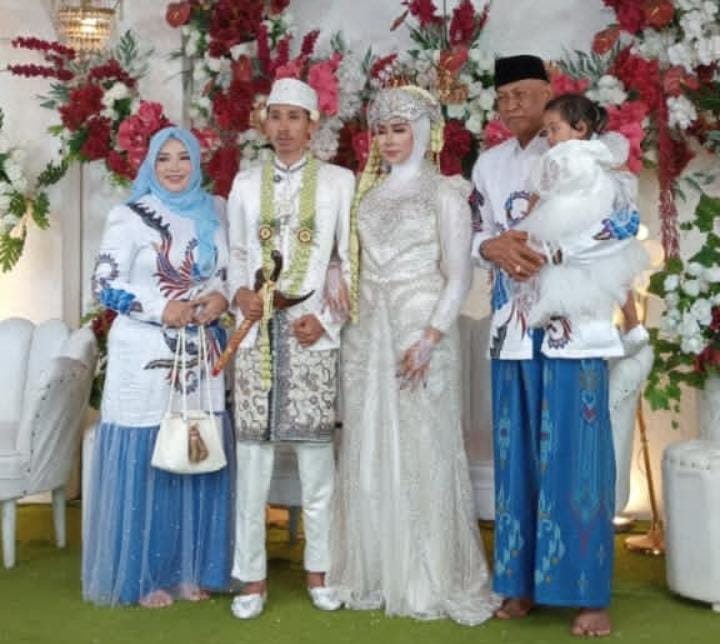 Keterangan Foto:
Akad nikah Ajay Ichwan Pamungkas, S.H. dan Siti Safaratul Aqidah, S.M. berlangsung khidmat di kediaman mempelai wanita, Senin (26/1/2026). Keluarga besar, termasuk Kepala Desa Pinggirpapas H. Ubaid Abdul Hayat, terlihat bahagia menyaksikan momen sakral ini, yang menjadi awal perjalanan rumah tangga penuh berkah dan tradisi.