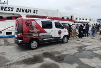 Tim Ambulans Baguna PDI Perjuangan Sumenep mengevakuasi pasien asal Pulau Kangayan untuk dirujuk ke RSUD dr. H. Slamet Martodirdjo Pamekasan.