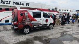 Tim Ambulans Baguna PDI Perjuangan Sumenep mengevakuasi pasien asal Pulau Kangayan untuk dirujuk ke RSUD dr. H. Slamet Martodirdjo Pamekasan.