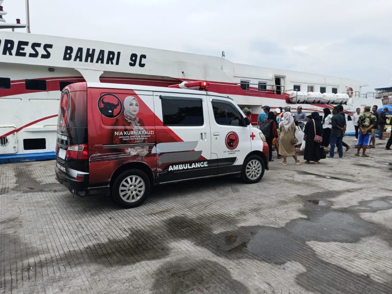 Tim Ambulans Baguna PDI Perjuangan Sumenep mengevakuasi pasien asal Pulau Kangayan untuk dirujuk ke RSUD dr. H. Slamet Martodirdjo Pamekasan.