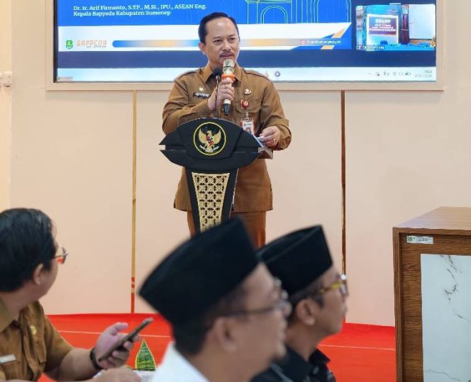 Kepala Bappeda Kabupaten Sumenep, Dr. Ir. Arif Firmanto, S.TP., M.Si., IPU., ASEAN Eng., saat memaparkan enam aspek prioritas pembangunan daerah tahun 2026 sebagai arah strategis peningkatan kualitas SDM, penguatan ekonomi daerah, dan pemerataan kesejahteraan masyarakat.