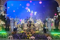 Keterangan foto:
Ajay Ichwan Pamungkas, S.H. dan Siti Safaratul Aqidah, S.M. didampingi orang tua masing-masing, Haji Ubaid dan Ibu Helmiwati serta Muhammad Nurhasan dan Ibu Sahriyati, saat prosesi ngunduh mantu di Aula Tuan Gubhe, Universitas Bahaudin (UNIBA), Sumenep, Rabu (28/1/2026), yang berlangsung khidmat dan penuh nuansa silaturahmi keluarga besar.