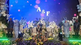 Keterangan foto:
Ajay Ichwan Pamungkas, S.H. dan Siti Safaratul Aqidah, S.M. didampingi orang tua masing-masing, Haji Ubaid dan Ibu Helmiwati serta Muhammad Nurhasan dan Ibu Sahriyati, saat prosesi ngunduh mantu di Aula Tuan Gubhe, Universitas Bahaudin (UNIBA), Sumenep, Rabu (28/1/2026), yang berlangsung khidmat dan penuh nuansa silaturahmi keluarga besar.
