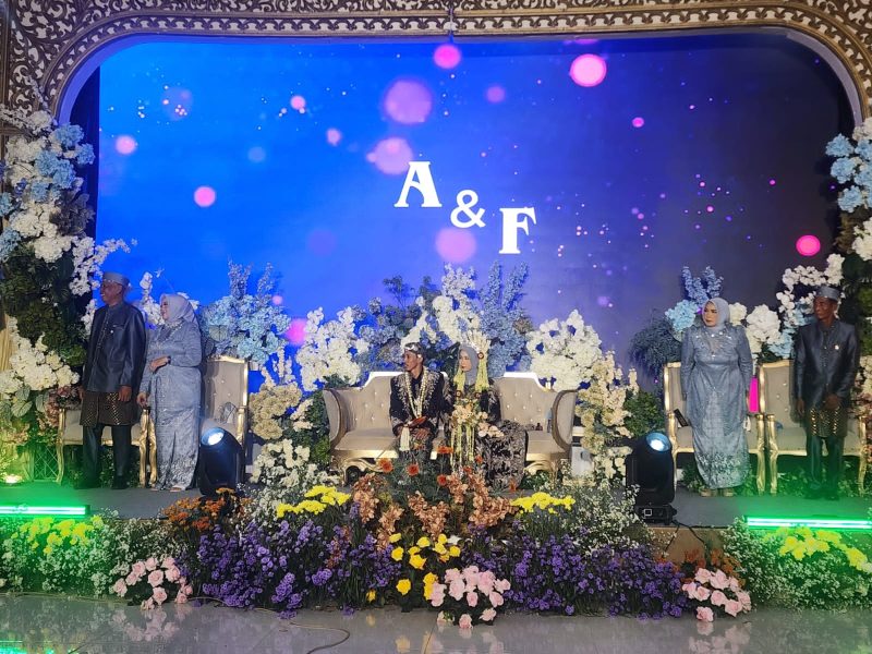 Keterangan foto:
Ajay Ichwan Pamungkas, S.H. dan Siti Safaratul Aqidah, S.M. didampingi orang tua masing-masing, Haji Ubaid dan Ibu Helmiwati serta Muhammad Nurhasan dan Ibu Sahriyati, saat prosesi ngunduh mantu di Aula Tuan Gubhe, Universitas Bahaudin (UNIBA), Sumenep, Rabu (28/1/2026), yang berlangsung khidmat dan penuh nuansa silaturahmi keluarga besar.