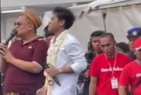 H. Her berduet dengan Valen DA7 di atas Panggung Kemanusiaan, momen yang menandai bersatunya musik dan empati dalam konser amal untuk korban bencana Aceh dan Sumatera di Pamekasan.