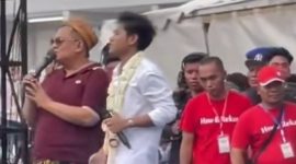 H. Her berduet dengan Valen DA7 di atas Panggung Kemanusiaan, momen yang menandai bersatunya musik dan empati dalam konser amal untuk korban bencana Aceh dan Sumatera di Pamekasan.