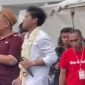H. Her berduet dengan Valen DA7 di atas Panggung Kemanusiaan, momen yang menandai bersatunya musik dan empati dalam konser amal untuk korban bencana Aceh dan Sumatera di Pamekasan.