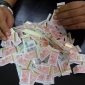 Ilustrasi pita cukai rokok, simbol kebijakan pemerintah yang dikabarkan akan memberikan cukai khusus bagi pengusaha rokok lokal dan pemula, sebagai langkah mendukung industri skala kecil