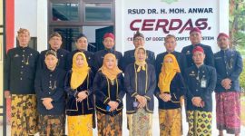 Keterangan Foto:
Aktivitas Pusat Informasi dan Pengaduan RSUD dr. H. Moh. Anwar Sumenep kini berlangsung di gedung baru yang representatif, memudahkan masyarakat memperoleh informasi dan pelayanan secara cepat dan akurat.